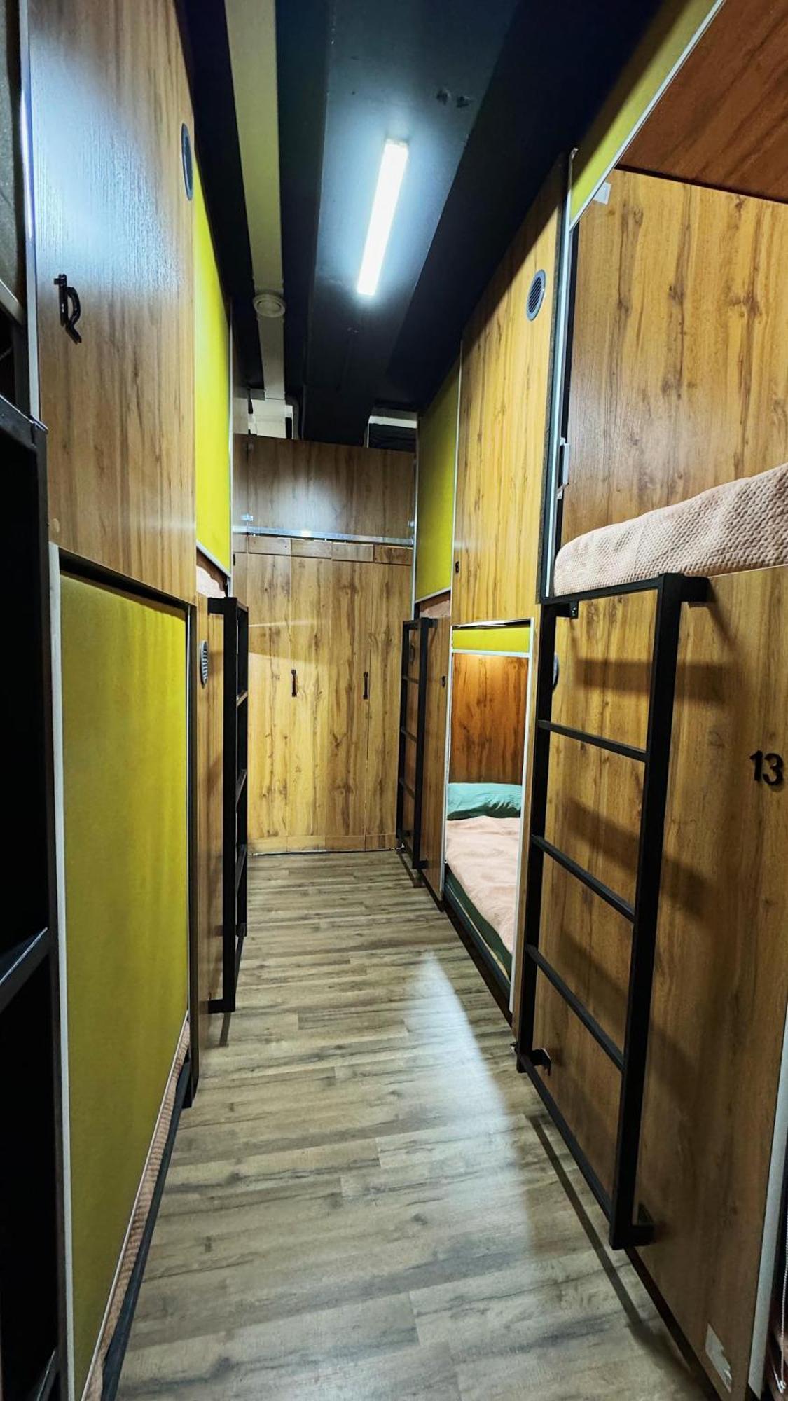 Hostel Kochevnik Capsule Hotel อัลมาตี ภายนอก รูปภาพ